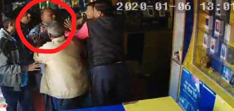 saraikela-crime-आदित्यपुर : जेनिथ फोर्ज के सीनियर मैनेजर के साथ उचक्कों ने की हाथापाई, बस्तीवासी आक्रोशित saraikela-crime-आदित्यपुर : जेनिथ फोर्ज के सीनियर मैनेजर के साथ उचक्कों ने की हाथापाई, बस्तीवासी आक्रोशित