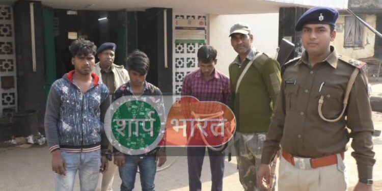 jamshedpur crime-बिष्टुपुर में बंद टाटा स्टील के क्वार्टर में चोरी करने तीन गुलगुलिया युवकों को स्थानीय लोगों ने पकड़ा. पिटाई करने के बाद पुलिस को सौंपा jamshedpur crime-बिष्टुपुर में बंद टाटा स्टील के क्वार्टर में चोरी करने तीन गुलगुलिया युवकों को स्थानीय लोगों ने पकड़ा. पिटाई करने के बाद पुलिस को सौंपा