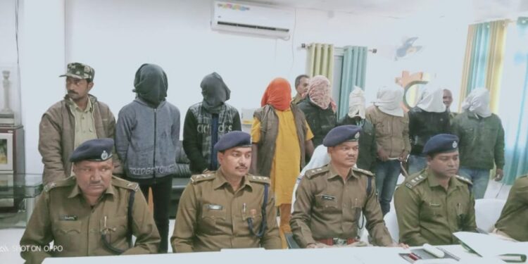 Palamu : बैंक एटीएम लूटकांड में दो आरोपी समेत अंतरराज्यीय गिरोह के आठ अपराधी गिरफ्तार, 6.58 लाख रुपये, देसी पिस्टल, कट्टा, कारतूस समेत अन्य समाग्र बरामद Palamu : बैंक एटीएम लूटकांड में दो आरोपी समेत अंतरराज्यीय गिरोह के आठ अपराधी गिरफ्तार, 6.58 लाख रुपये, देसी पिस्टल, कट्टा, कारतूस समेत अन्य समाग्र बरामद