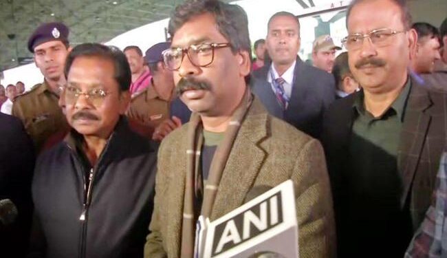jharkhand-cm-hemant-soren-झारखंड विधानसभा में बोले मुख्यमंत्री हेमंत सोरेन, झारखंड में नये सिरे से चिन्हित होंगे आंदोलनकारी, भाजपा का काम था जमीन लो, उद्योग मत लगाओ, विस्थापितों की जान ले लों, विपक्ष सरकार आपके कार्यक्रम में भाग नहीं लेगा तो सदन में वापस नहीं आ सकेगा, रघुवर दास की पूर्ववर्ती सरकार पर बोला बड़ा हमला, हेमंत बोले-खुद रघुवर दास सरकार सो रही थी, पूरे सिस्टम को जंग लगा दिया था