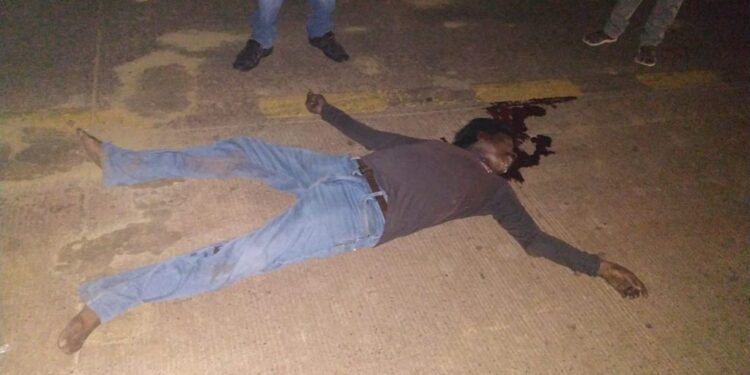 jamshedpur-road-accident-बहरागोड़ा के एनएच पर ट्रक की चपेट में आकर युवक की मौत, ग्रामीणों ने किया सड़क जाम jamshedpur-road-accident-बहरागोड़ा के एनएच पर ट्रक की चपेट में आकर युवक की मौत, ग्रामीणों ने किया सड़क जाम