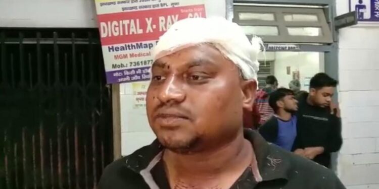 saraikela-crime-पार्किंग को लेकर कपाली के एक रेस्टोरेंट के बाहर मारपीट, पत्थरबाजी में चार युवक घायल, पुलिस ने दो को पकड़ा saraikela-crime-पार्किंग को लेकर कपाली के एक रेस्टोरेंट के बाहर मारपीट, पत्थरबाजी में चार युवक घायल, पुलिस ने दो को पकड़ा