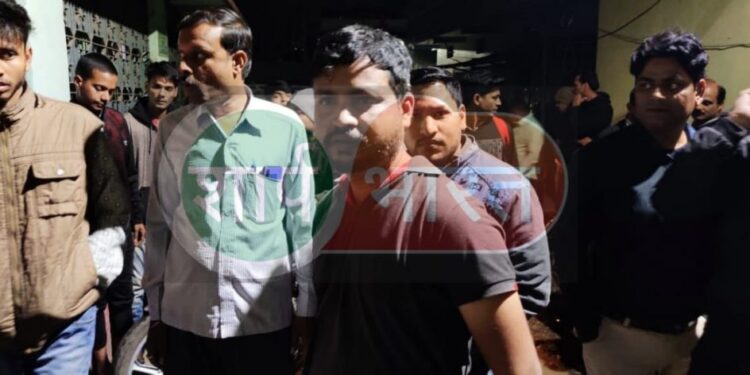 jamshedpur-कार में अश्लील हरकत करते पकड़ाए युवक-युवती, स्थानीय लोगों ने पकड़ा, पुलिस को सौंपा