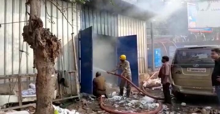 jamshedpur-fire-साकची में प्लास्टिक के गोदाम में लगी आग, लाखों का नुकसान jamshedpur-fire-साकची में प्लास्टिक के गोदाम में लगी आग, लाखों का नुकसान