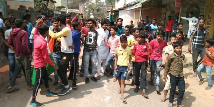 jamshedpur-hindu-andolan-परसुडीह में हिंदू संगठनों द्वारा किया सड़क जाम, मंदिर ने प्रतिबंधित मांस फेकने में कार्रवाई नहीं होने से आक्रोशित लोग-video jamshedpur-hindu-andolan-परसुडीह में हिंदू संगठनों द्वारा किया सड़क जाम, मंदिर ने प्रतिबंधित मांस फेकने में कार्रवाई नहीं होने से आक्रोशित लोग-video