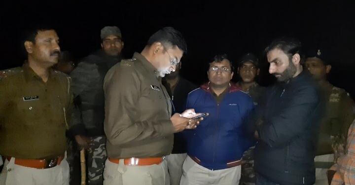 saraikela-breaking-video-सरायकेला में हत्या के बाद माहौल गरमाया, गांव छावनी में तब्दील, ग्रामीण शव नहीं उठाने देने पर अड़े, पुलिस कर सकती है बल प्रयोग saraikela-breaking-video-सरायकेला में हत्या के बाद माहौल गरमाया, गांव छावनी में तब्दील, ग्रामीण शव नहीं उठाने देने पर अड़े, पुलिस कर सकती है बल प्रयोग