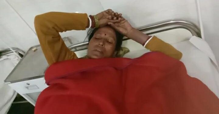 saraikela-followup-सरायकेला: बेटे के शव को देखते ही मां की स्थिति हुई नाजुक, पुलिस ने जबरन उठाया शव, गांव छावनी में तब्दील, स्थिति तनावपूर्ण saraikela-followup-सरायकेला: बेटे के शव को देखते ही मां की स्थिति हुई नाजुक, पुलिस ने जबरन उठाया शव, गांव छावनी में तब्दील, स्थिति तनावपूर्ण