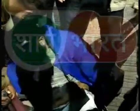 tatanagar-station-स्टील एक्सप्रेस से उतरकर स्टेशन में दो पक्षों में जमकर मारपीट, रेल पुलिस के पास भी युवकों ने जमकर मारा, देखें video tatanagar-station-स्टील एक्सप्रेस से उतरकर स्टेशन में दो पक्षों में जमकर मारपीट, रेल पुलिस के पास भी युवकों ने जमकर मारा, देखें video