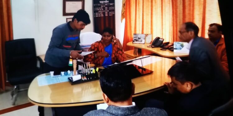 jamshedpur-acb-team-जमशेदपुर की एसीबी टीम का चांडिल में छापा, बिजली विभाग का हेड कलर्क घूस लेते गिरफ्तार jamshedpur-acb-team-जमशेदपुर की एसीबी टीम का चांडिल में छापा, बिजली विभाग का हेड कलर्क घूस लेते गिरफ्तार