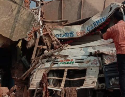 jamshedpur-accident-पोटका के पास सड़क हादसा, घंटों ड्राइवर स्टीयरिंग में फंसा रहा, चौका में भी सड़क हादसा, तीन घायल