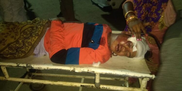 jamshedpur-accident-अज्ञात वाहन ने बाइक सवार को मारी टक्कर, घायल के इलाज के लिए अस्पतालों के चक्कर लगाती रही पत्नी