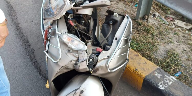 jamshedpur-accident-जमशेदपुर पुलिस की पेट्रोलिंग गाड़ी से स्कूटी सवार की टक्कर, दो युवक घायल