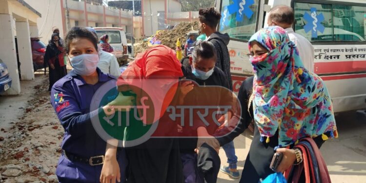 saraikela-accident-सरायकेला-कांड्रा मुख्य मार्ग में कार और बाईक में टक्कर, तीन गंभीर रुप से घायल