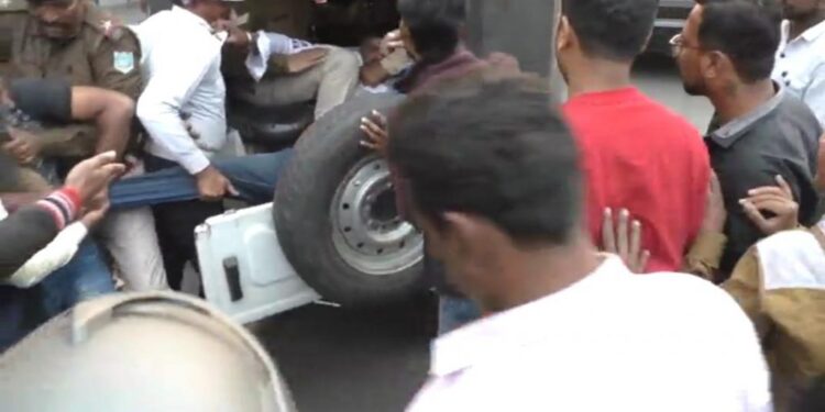 jamshedpur-accident-सिदगोड़ा बाजार के पास तेज रफ्तार कार ने साइकिल सवाल बुजुर्ग को ठोका, चालक को पुलिस जीप से खींचकर लोगों ने पीटा, गाड़ी में पुलिस के सामने तोड़फोड़, देखे-video jamshedpur-accident-सिदगोड़ा बाजार के पास तेज रफ्तार कार ने साइकिल सवाल बुजुर्ग को ठोका, चालक को पुलिस जीप से खींचकर लोगों ने पीटा, गाड़ी में पुलिस के सामने तोड़फोड़, देखे-video