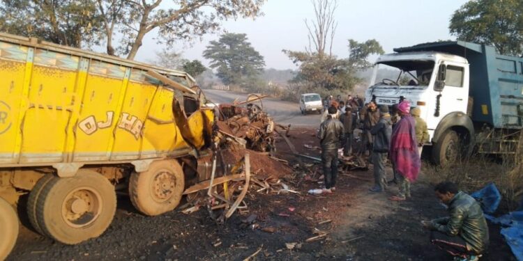 jamshedpur-accident-two-died-पोटका के तेतला मोड़ पर ट्रक और डंपर में सीधी टक्कर, ट्रक के परखच्चे उड़े, दोनों चालक की मौके पर मौत, मरने वालों में एक चालक बिहार के छपरा का, दूसरा चौका का, ट्रक काटकर सात घंटे बाद निकाला गया शव jamshedpur-accident-two-died-पोटका के तेतला मोड़ पर ट्रक और डंपर में सीधी टक्कर, ट्रक के परखच्चे उड़े, दोनों चालक की मौके पर मौत, मरने वालों में एक चालक बिहार के छपरा का, दूसरा चौका का, ट्रक काटकर सात घंटे बाद निकाला गया शव