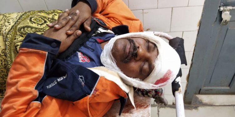 jamshedpur-accident-मानगो के डिमना रोड में ट्रेलर से टकराई ऑटो, चालक समेत ठेका कर्मी घायल jamshedpur-accident-मानगो के डिमना रोड में ट्रेलर से टकराई ऑटो, चालक समेत ठेका कर्मी घायल
