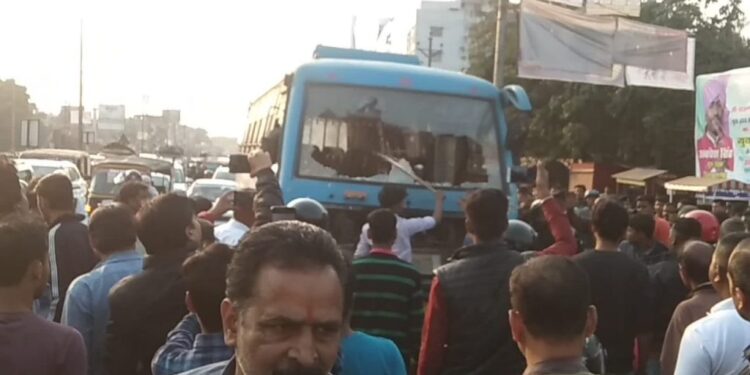 tata-kandra-road-accident-आदित्यपुर में बस ने एक को कुचला, मौत, बस में तोड़फोड़-video tata-kandra-road-accident-आदित्यपुर में बस ने एक को कुचला, मौत, बस में तोड़फोड़-video