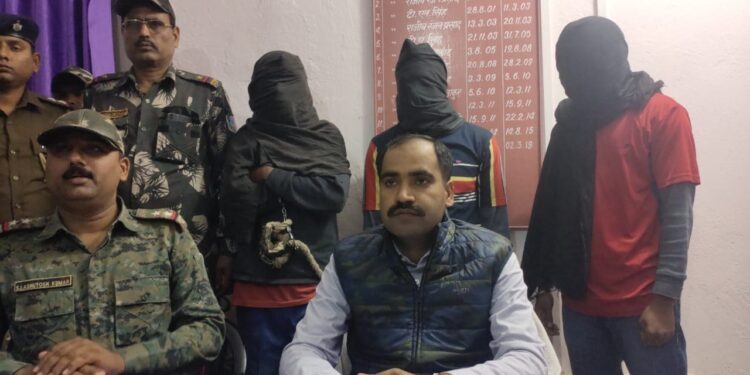 jamshedpur-police-success-सुंदरनगर में देशी कट्टा का भय दिखाकर रंगदारी मांगने वाले तीन युवकों को ग्रामीणों ने पकड़ा, पिटाई के बाद पुलिस को सौंपा, भेजे गए जेल jamshedpur-police-success-सुंदरनगर में देशी कट्टा का भय दिखाकर रंगदारी मांगने वाले तीन युवकों को ग्रामीणों ने पकड़ा, पिटाई के बाद पुलिस को सौंपा, भेजे गए जेल