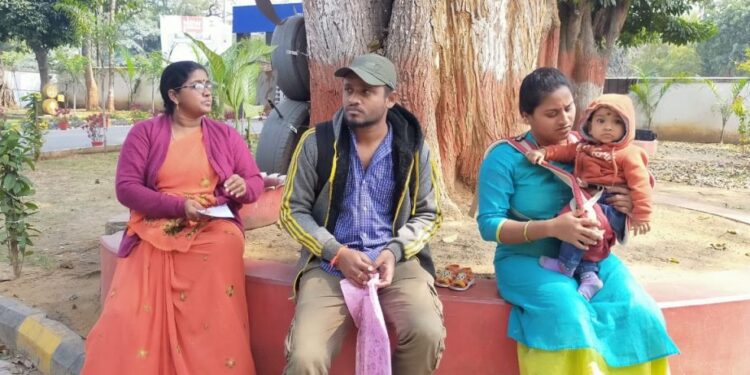 jamshedpur-women-बेंगलुरु में रहने वाले ससुराल पक्ष के लोग महिला को छोड़कर हुए गायब, तलाशती हुई महिला पहुंची जमशेदपुर में रहने वाली ननद के पास, एसएसपी से मांगी मदद jamshedpur-women-बेंगलुरु में रहने वाले ससुराल पक्ष के लोग महिला को छोड़कर हुए गायब, तलाशती हुई महिला पहुंची जमशेदपुर में रहने वाली ननद के पास, एसएसपी से मांगी मदद