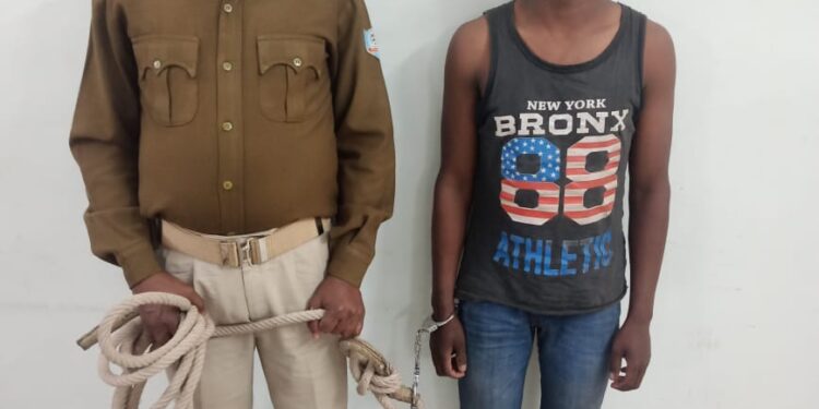 jamshedpur-big-crime-बिरसानगर में पुलिस की वर्दी में पहुंचे दो अपराधी, घर में घुसकर हमला करने की कोशिश, सीसीटीवी में सारी घटना कैद-देखिये-video