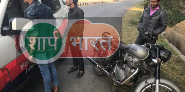 jamshedpur-youth-arrested-due-to-nuisense-जमशेदपुर में बुलेट से पटाखा फोड़ पुलिस को चुनौती दे रहे थे दो युवक, पुलिस ने खदेड़कर पकड़ा-देखिये-video
