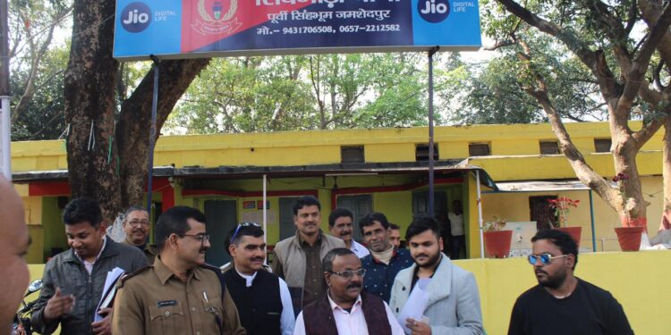 cbi-enquiry-in-jamshedpur-जमशेदपुर में सीबीआइ की दबिश, सरजामदा पंचायत भवन में लगायी दो दिनों का कैंप, चीटफंड घोटाले से संबंधित लोगों से कर रही पूछताछ, ठगी का कर रही आकलन-video cbi-enquiry-in-jamshedpur-जमशेदपुर में सीबीआइ की दबिश, सरजामदा पंचायत भवन में लगायी दो दिनों का कैंप, चीटफंड घोटाले से संबंधित लोगों से कर रही पूछताछ, ठगी का कर रही आकलन-video