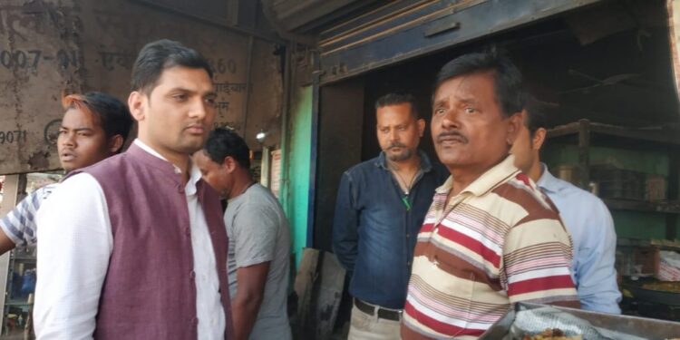 west-singhbhum-administration-प्रशिक्षु आइएएस सह सदर अनुमंडल पदाधिकारी के नेतृत्व में खाद्य सुरक्षा अधिनियम के मद्देनजर चाईबासा स्थित विभिन्न दुकानों में की गई छापेमारी west-singhbhum-administration-प्रशिक्षु आइएएस सह सदर अनुमंडल पदाधिकारी के नेतृत्व में खाद्य सुरक्षा अधिनियम के मद्देनजर चाईबासा स्थित विभिन्न दुकानों में की गई छापेमारी