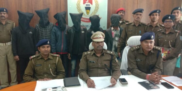saraikela-police-success-सरायकेला पुलिस ने दो चोरी के मामले का किया उदभेदन, बड़े पैमाने पर कंप्यूटर, बैटरी व इलेक्ट्रॉनिक सामानों के साथ छह गिरफ्तार saraikela-police-success-सरायकेला पुलिस ने दो चोरी के मामले का किया उदभेदन, बड़े पैमाने पर कंप्यूटर, बैटरी व इलेक्ट्रॉनिक सामानों के साथ छह गिरफ्तार