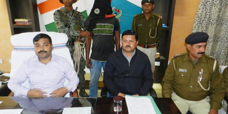 चाईबासा : वर्ष 2013 में टिमरा पुलिस पिकेट उड़ाने व लूटने के आरोपी नक्सली को चाईबासा पुलिस ने किया गिरफ्तार चाईबासा : वर्ष 2013 में टिमरा पुलिस पिकेट उड़ाने व लूटने के आरोपी नक्सली को चाईबासा पुलिस ने किया गिरफ्तार