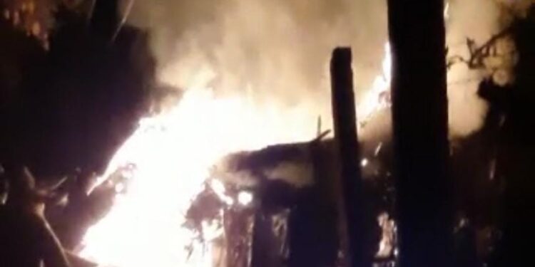 Jamshedpur-Fire : डिमना चौक पर आधी रात को सब्जी की 3 दुकानें जलकर राख