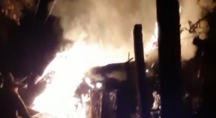jamshedpur-rural-fire-धालभूमगढ़ के कोकपाड़ा होटल समेत चार दुकानों में लगी आग, लाखों का नुकसान jamshedpur-rural-fire-धालभूमगढ़ के कोकपाड़ा होटल समेत चार दुकानों में लगी आग, लाखों का नुकसान