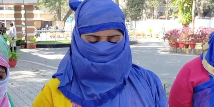 jamshedpur-girl-married-after-absconding-सीतारामडेरा से ब्यायफ्रेंड के साथ गायब हुई युवती ने कर ली शादी, सोशल मीडिया और थानेदार को शेयर किया वीडियो, लड़की ने खुद को बताया बालिग, कहा-घर वाले दूसरे से शादी के लिए दे रहे थे दबाव इसलिए भाग कर कर ली शादी-देखिये-viral-video-क्या कह रही लड़की jamshedpur-girl-married-after-absconding-सीतारामडेरा से ब्यायफ्रेंड के साथ गायब हुई युवती ने कर ली शादी, सोशल मीडिया और थानेदार को शेयर किया वीडियो, लड़की ने खुद को बताया बालिग, कहा-घर वाले दूसरे से शादी के लिए दे रहे थे दबाव इसलिए भाग कर कर ली शादी-देखिये-viral-video-क्या कह रही लड़की