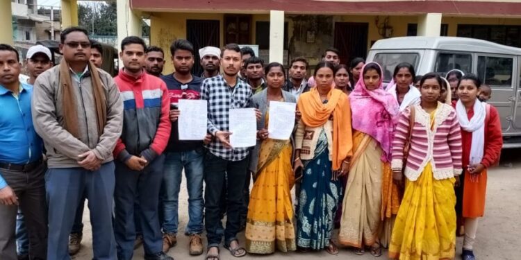 jamshedpur-police-गोविंदपुर में युवक को पुलिस ने चेकिंग के नाम पर ‘वर्दी की गुंडागर्दी’, युवक का सिर फोड़ा, बेहोश हुआ, लोगों ने किया हंगामा-video