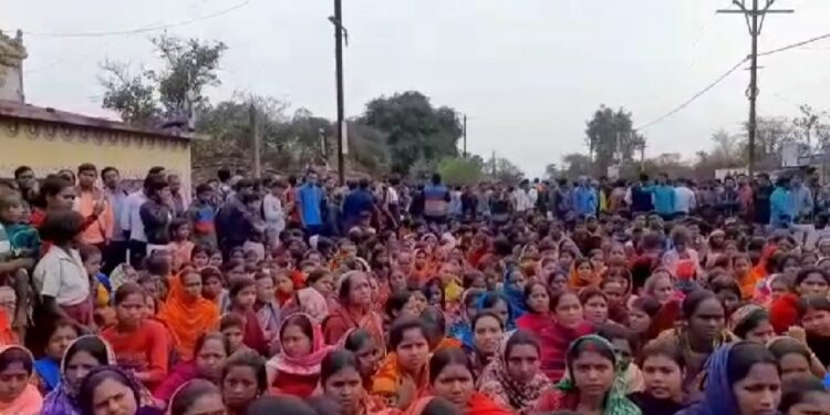 tata-saraikela-road-jaam-टाटा-सरायकेला सड़क को ग्रामीणों ने किया जाम, बीरबांस में युवक की हत्या के खिलाफ लोगों में गुस्सा, खरसावां विधायक नदारद, पब्लिक हैरान tata-saraikela-road-jaam-टाटा-सरायकेला सड़क को ग्रामीणों ने किया जाम, बीरबांस में युवक की हत्या के खिलाफ लोगों में गुस्सा, खरसावां विधायक नदारद, पब्लिक हैरान