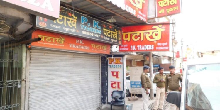 jamshedpur-cracker-shopkeepers-fights-जुगसलाई में चल रही अवैध पटाखे की दुकाने, लाइसेंसी और बगैर लाइसेंसी दुकानदार भिड़े, जमकर गाली-गलौज और मारपीट, हंगामा, झड़प का देखिये-video jamshedpur-cracker-shopkeepers-fights-जुगसलाई में चल रही अवैध पटाखे की दुकाने, लाइसेंसी और बगैर लाइसेंसी दुकानदार भिड़े, जमकर गाली-गलौज और मारपीट, हंगामा, झड़प का देखिये-video