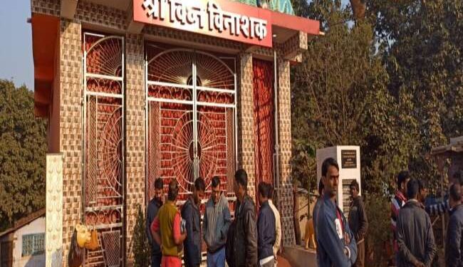 west-singhbhum-पश्चिम सिंहभूम के मनोहरपुर के मंदिर में घुसकर चोरों ने दानपेटी चुराया, विरोध में सड़क जाम, बाजार बंद-video west-singhbhum-पश्चिम सिंहभूम के मनोहरपुर के मंदिर में घुसकर चोरों ने दानपेटी चुराया, विरोध में सड़क जाम, बाजार बंद-video