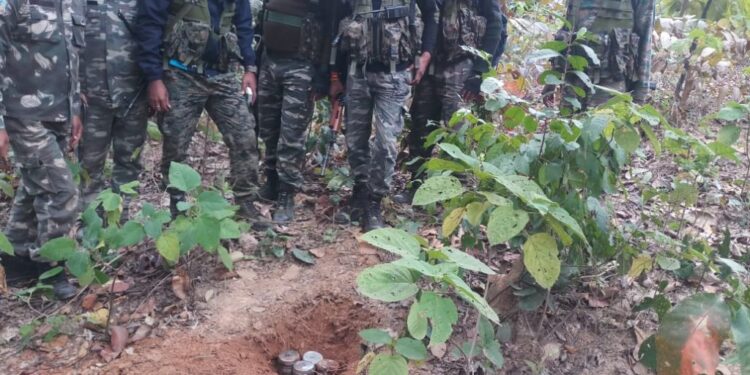 saraikela-kharsawa-police-success-सरायकेला-खरसावां पुलिस को उड़ाने की कोशिश, पुलिस अफीम की खेती बरबाद करने जा रही थी, रोकने के लिए लगाये गये थे चार केन बम, बम निकालकर पहले नष्ट किया, फिर निकले मिशन पर, मिली कामयाबी, पुलिस ने बरबाद की 3 एकड़ में फैले अफीम की खेती-देखिये video saraikela-kharsawa-police-success-सरायकेला-खरसावां पुलिस को उड़ाने की कोशिश, पुलिस अफीम की खेती बरबाद करने जा रही थी, रोकने के लिए लगाये गये थे चार केन बम, बम निकालकर पहले नष्ट किया, फिर निकले मिशन पर, मिली कामयाबी, पुलिस ने बरबाद की 3 एकड़ में फैले अफीम की खेती-देखिये video