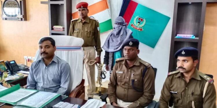 west-singhbhum-police-success-पश्चिम सिंहभूम पुलिस को मिली बड़ी सफलता, पीएलएफआई के एरिया कमांडर हथियारों के जखीरे के साथ गिरफ्तार, बाइक से घुमते हुए दिखे नक्सली, दो भागने में कामयाब