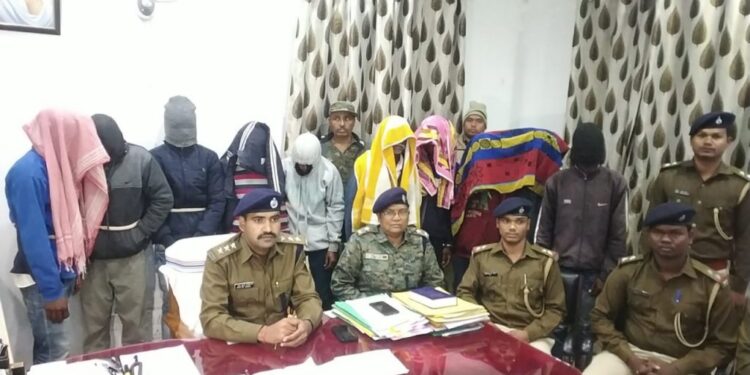 west-singhbhum-police-success-मंझारी थाना क्षेत्र में अवैध रूप से अफीम का भंडारण एवं खेती करने के आरोप में 10 अभियुक्त गिरफ्तार, पुलिस ने की बड़ी कार्रवाई