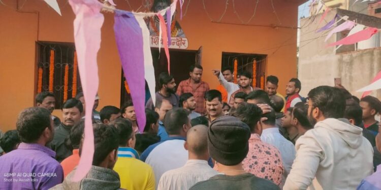 jamshedpur-crime-जमशेदपुर का सौहार्द बिगाड़ने की हो रही कोशिश, सावधान रहे जनता, परसुडीह के शिव मंदिर के बाहर असामाजिक तत्वों ने फेंका जानवर का मांस, गुस्साएं लोगों का हंगामा, पुलिस की तत्परता ने माहौल संभाला, 24 घंटे का अल्टीमेटम jamshedpur-crime-जमशेदपुर का सौहार्द बिगाड़ने की हो रही कोशिश, सावधान रहे जनता, परसुडीह के शिव मंदिर के बाहर असामाजिक तत्वों ने फेंका जानवर का मांस, गुस्साएं लोगों का हंगामा, पुलिस की तत्परता ने माहौल संभाला, 24 घंटे का अल्टीमेटम