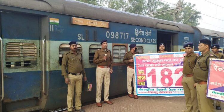 south-eastern-railway-तिरुलडीह व सुइसा स्टेशन पर रेलवे ने 182 नंबर का हेल्पलाइन सेवा की दी जानकारी, यात्रियों को किया जागरूक
