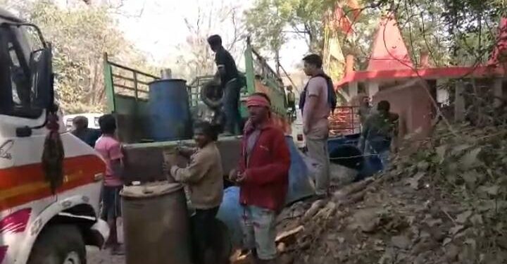 jamshedpur-अवैध शराब कारोबारियों के खिलाफ जमशेदपुर में छापामारी, बड़े पैमाने पर शराब जब्त jamshedpur-अवैध शराब कारोबारियों के खिलाफ जमशेदपुर में छापामारी, बड़े पैमाने पर शराब जब्त