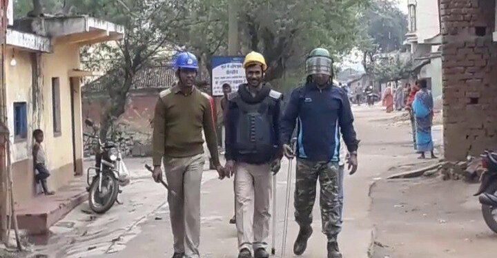 saraikela-crime-followup-सरायकेला में हत्या के बाद से मातमी सन्नाटा, पुलिस बल तैनात saraikela-crime-followup-सरायकेला में हत्या के बाद से मातमी सन्नाटा, पुलिस बल तैनात