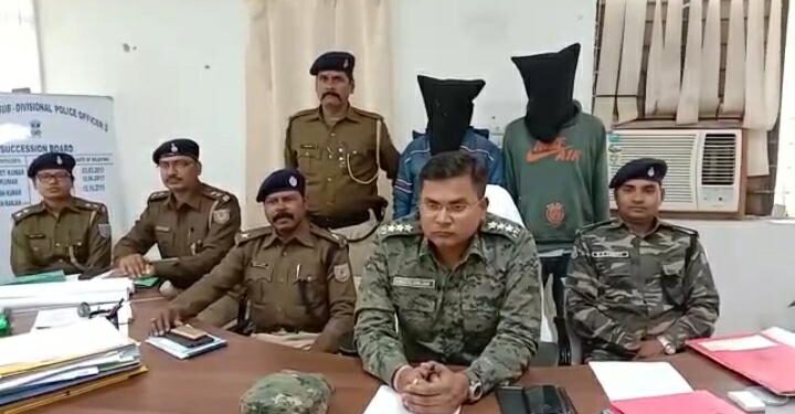 saraikela-kharsawan-police-success-सरायकेला-खरसावां पुलिस को मिली सफलता, नक्सलियों के नाम पर लेवी वसूलने वाले दो गिरफ्तार, मोबाइल व बाइक बरामद