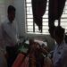 saraikela-सरायकेला-खरसावां कोर्ट में महिला को धक्का मारकर भाग रहे वाहन को लोगों ने पकड़ा, विधिक सेवा प्राधिकार के सचिव ने दिखायी मानवता saraikela-सरायकेला-खरसावां कोर्ट में महिला को धक्का मारकर भाग रहे वाहन को लोगों ने पकड़ा, विधिक सेवा प्राधिकार के सचिव ने दिखायी मानवता