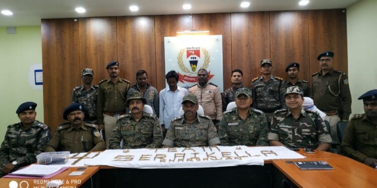 saraikela-kharsawan-police-operation-trishul-सरायकेला-खरसावां पुलिस के ऑपरेशन त्रिशूल को मिली बड़ी कामयाबी, नक्सलियों के हथियारों का कई सप्लायर हथियारों के जखीरा के साथ गिरफ्तार, पुलिस को पूछताछ में दी कई नयी जानकारियां
