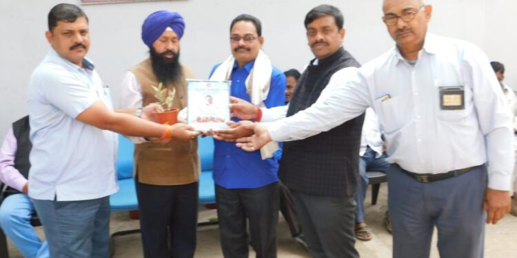 tata-motors-workers-union-टाटा मोटर्स वर्कर्स यूनियन ने 41 सेवानिवृत को दी विदाई, यूनियन को मजबूत बनाने में मांगा सहयोग