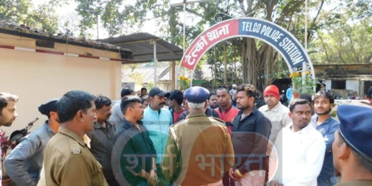 jamshedpur-driver-died-टेल्को में डंपर का डाला बिजली की तार से सटा, चालक की हुई मौत, मुआवजे को लेकर थाना में हंगामा-video