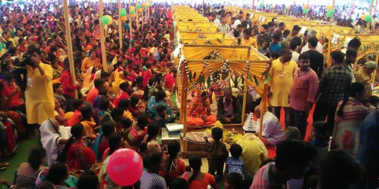 jamshedpur-rural-mass-marriage-बहरागोड़ा में 19 जोड़ियों का हुआ सामूहिक विवाह, सांसद समेत कई गणमान्य ने लिया हिस्सा, सांसद ने कहा-कन्यादान से बड़ा कोई दान नही, कन्या दान यज्ञ के समान-video
