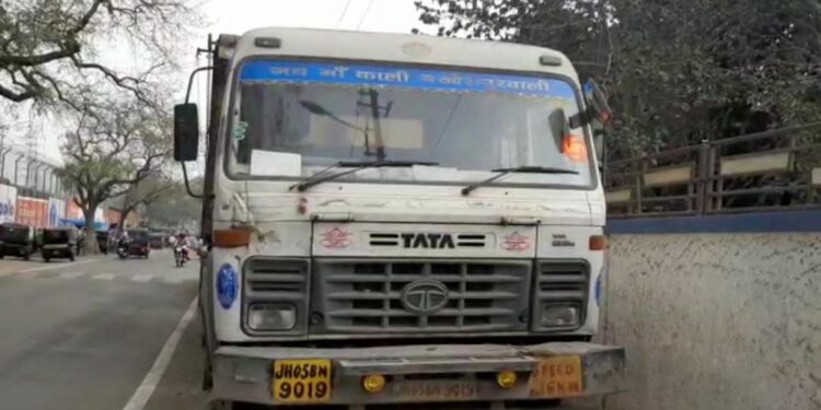 jamshedpur-accident-बर्मामाइंस में डेंटिस्ट को कुचलने के बाद टाटा स्टील के अंदर चला गया था डंपर, पुलिस ने डंपर सहित चालक को कंपनी के भीतर से पकड़ा